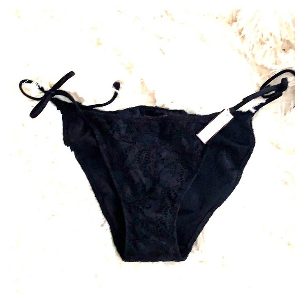Lace print string bikini bottoms.